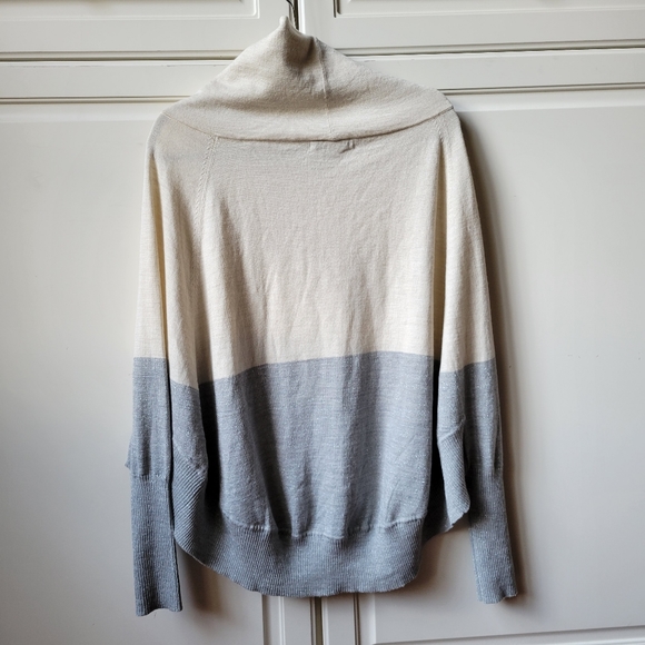 Smartwool Nokoni Dolman Sleeve Style Poncho Cream & Shimmer Gray - Picture 3 of 12